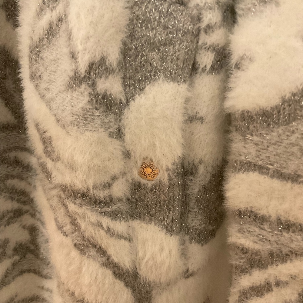 White House Black Market Gray and White Knit Cardigan - Picture 4 of 5
